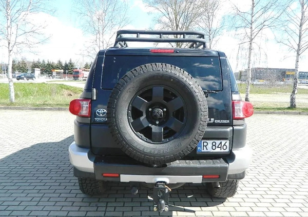 Toyota FJ cena 120000 przebieg: 227300, rok produkcji 2010 z Rzeszów małe 379